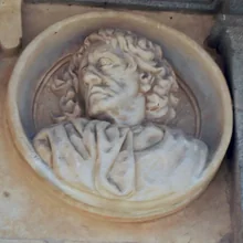 Médaillon de Alberto de Churriguera sur la Plaza Mayor de Salamanque