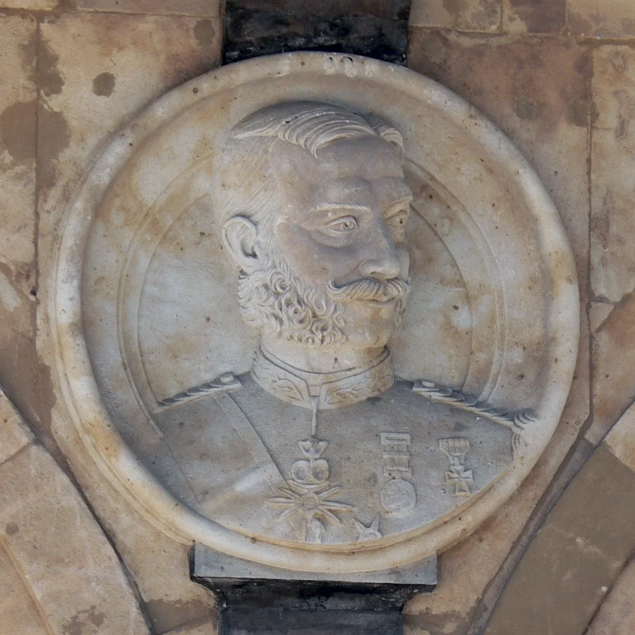 Medaglione di Alfonso XII di Spagna nella Plaza Mayor di Salamanca