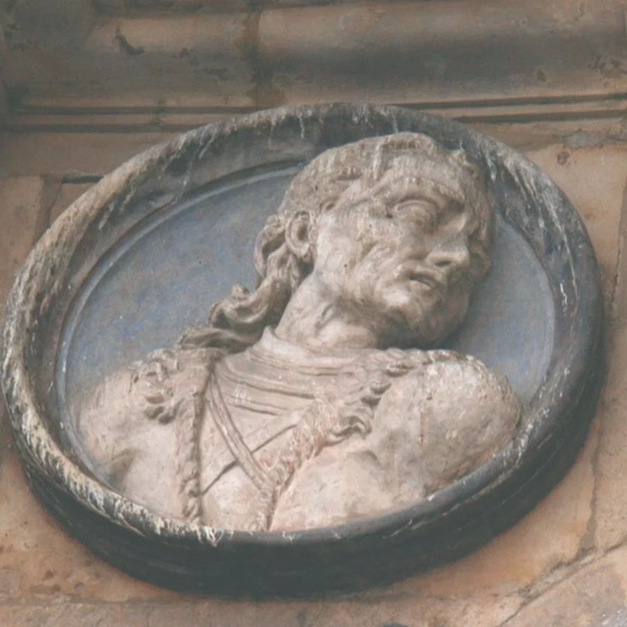 Medallón de Alonso de Aragón en la Plaza Mayor de Salamanca
