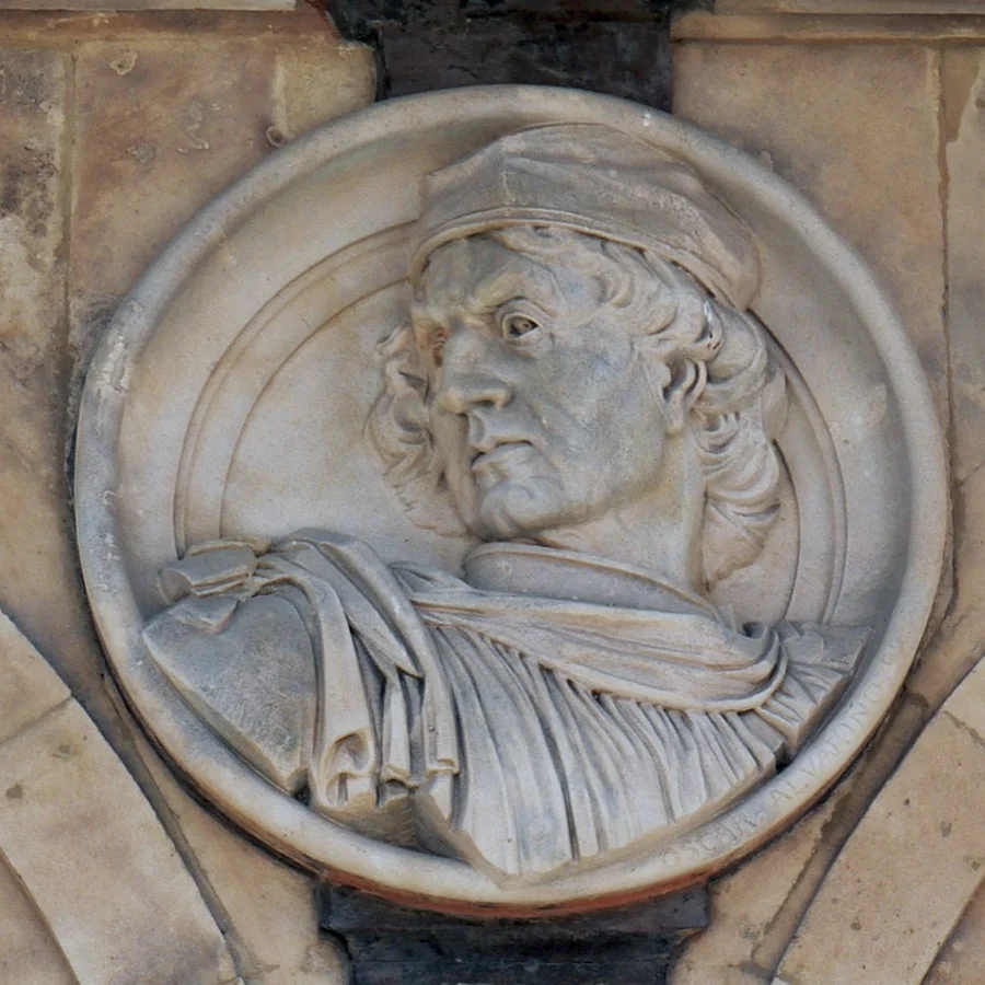 Medaillon von Antonio de Nebrija an der Plaza Mayor von Salamanca