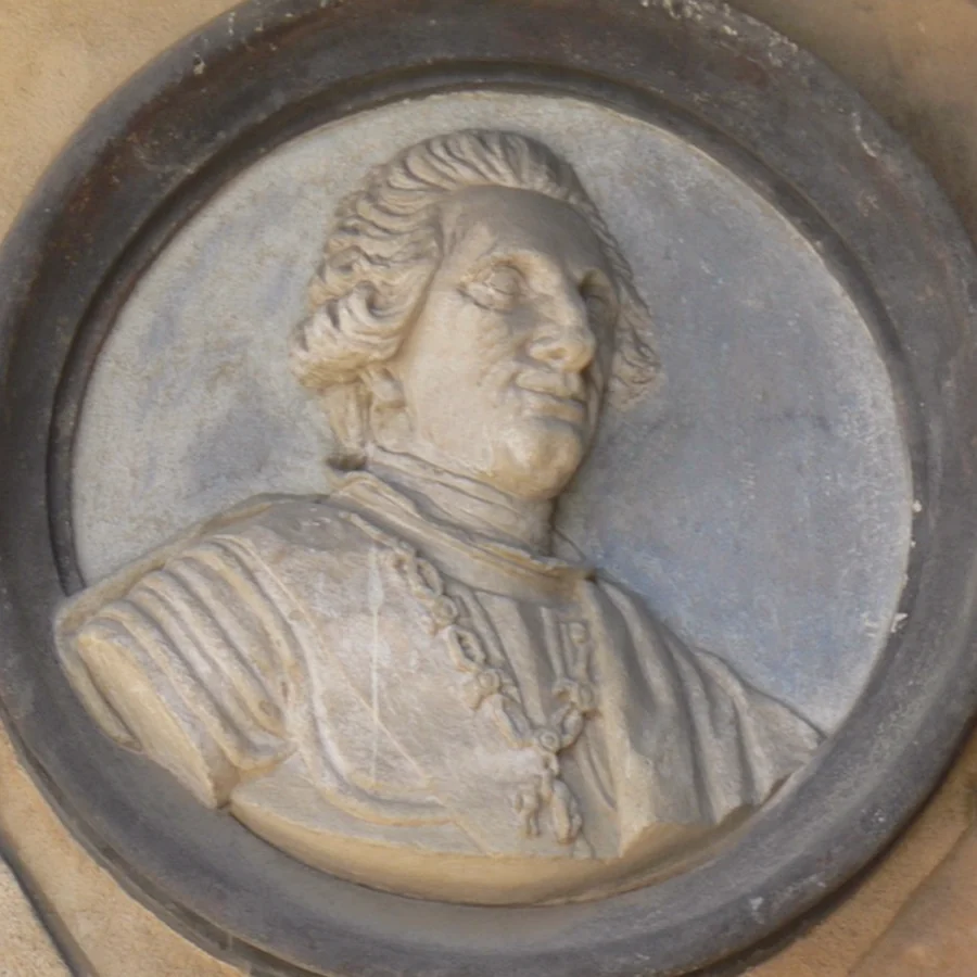 Medaillon von Karl III. an der Plaza Mayor von Salamanca