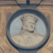 Medaillon von Heinrich II. an der Plaza Mayor von Salamanca