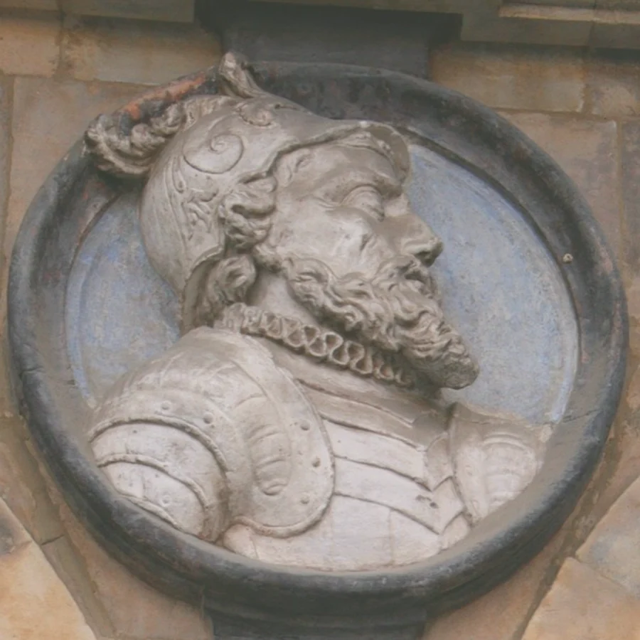 Medallón de Francisco Pizarro en la Plaza Mayor de Salamanca