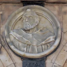 살라망카 마요르 광장에 있는 Fray Luis de León의 메달리온