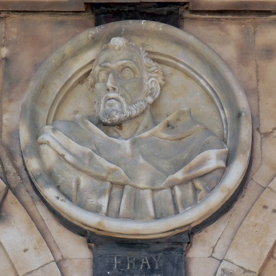 Medaillon von Luis de León an der Plaza Mayor von Salamanca