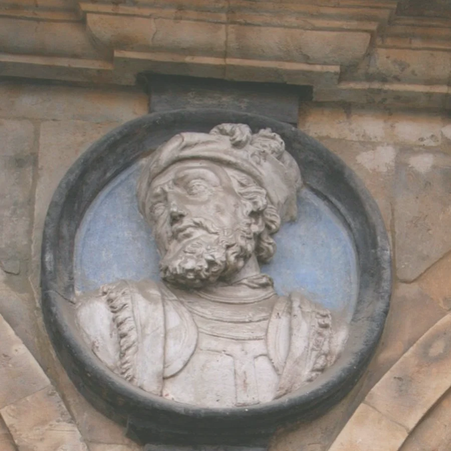 Medaillon von Hernán Cortés an der Plaza Mayor von Salamanca