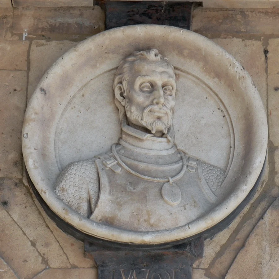 Medallón de Juan Vázquez de Coronado en la Plaza Mayor de Salamanca