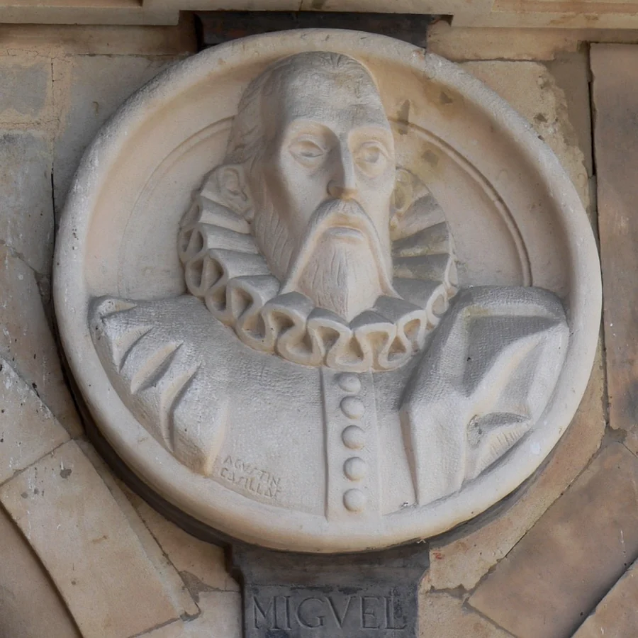 Medallón de Miguel de Cervantes en la Plaza Mayor de Salamanca
