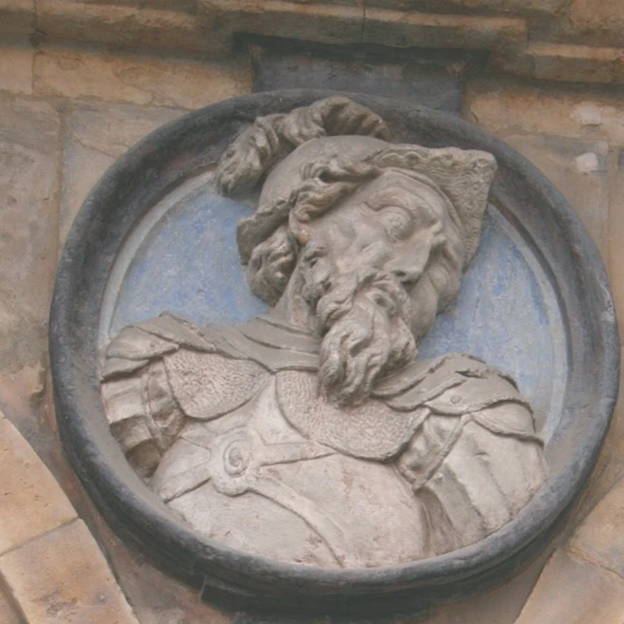 Medallón de Rodrigo Dávila en la Plaza Mayor de Salamanca